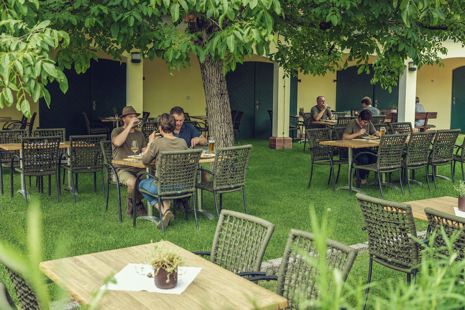 Gastlichkeit - Der Gastgarten - Landgasthof Riedisser